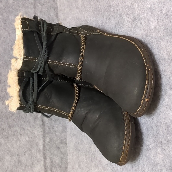 UGG AUSTRALIA BLACK LEATHER COVE ANKLE LACE BOOTS women's size 6 - Picture 9 of 11